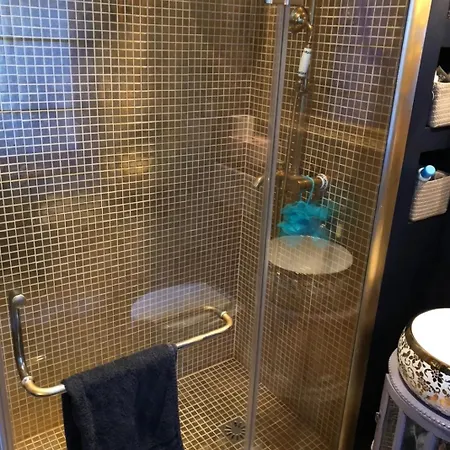S - Louvre Museum - Shared Bathroom With Host * Parigi