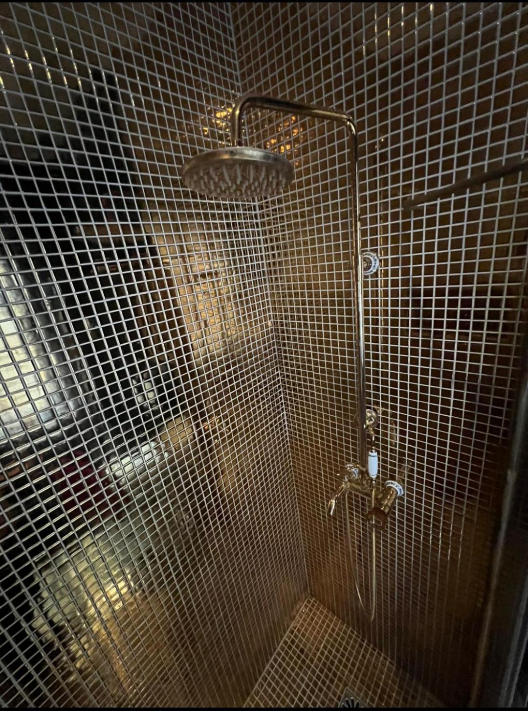 Alloggio in famiglia S - Louvre Museum - Shared Bathroom With Host Parigi